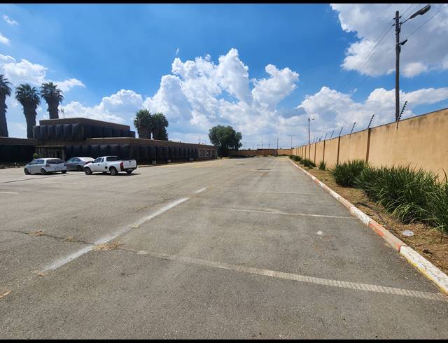 330M² WAREHOUSE TO LET IN ROODEKOP
